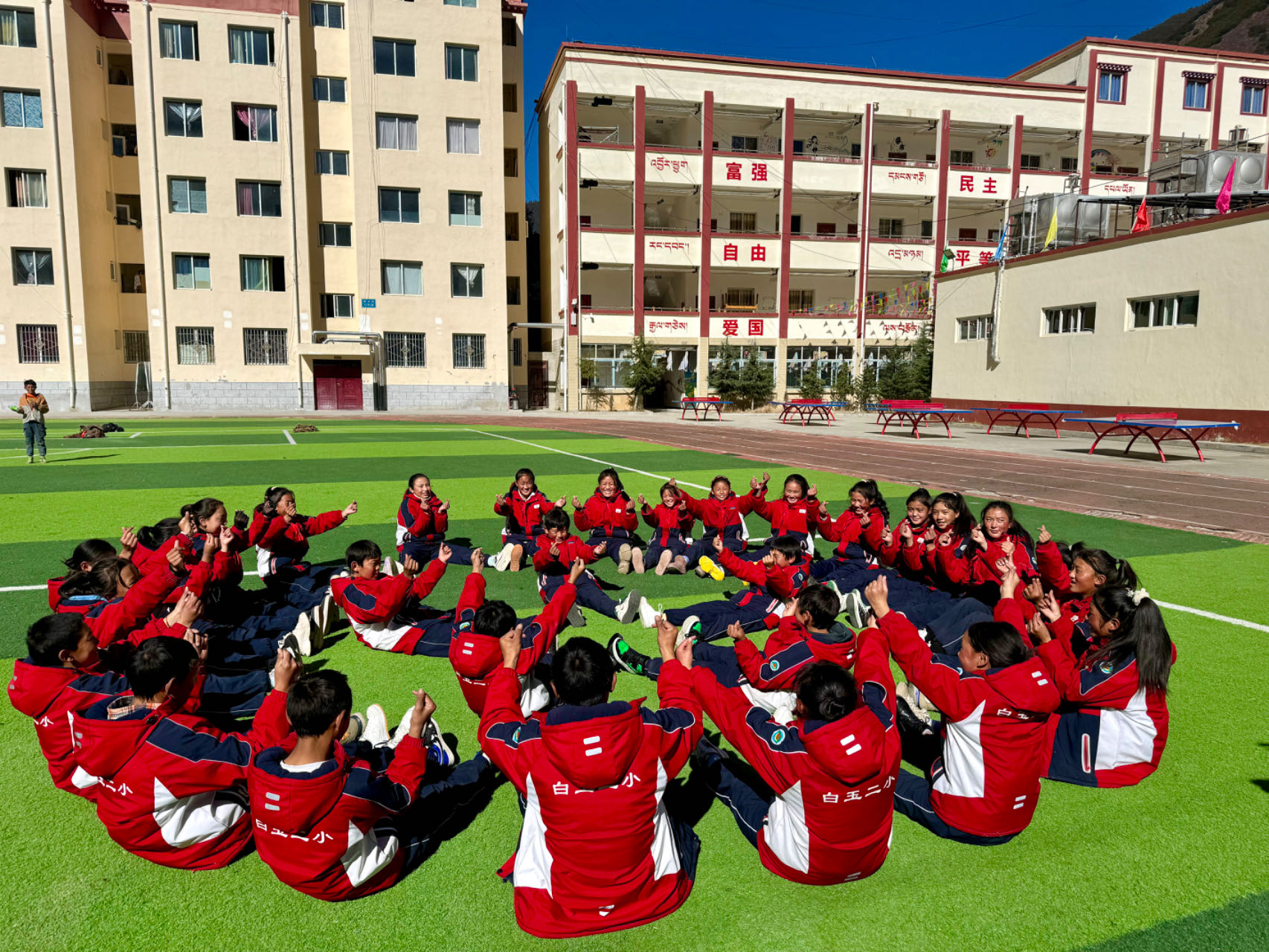 累計(jì)捐資720萬改善白玉縣二完小辦學(xué)條件